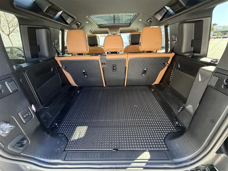 2024 Land Rover Defender SE