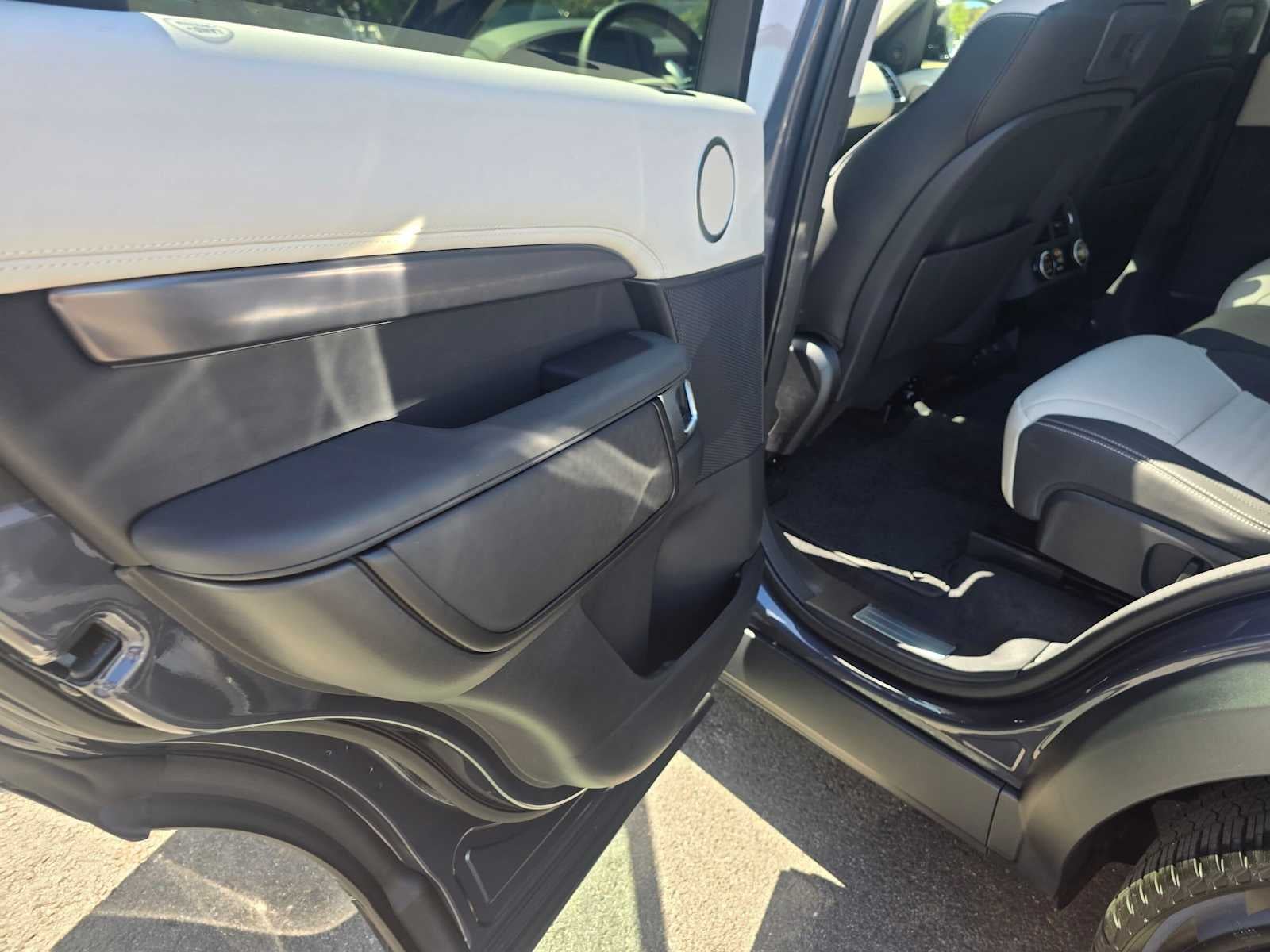 2025 Land Rover Discovery Metropolitan Edition